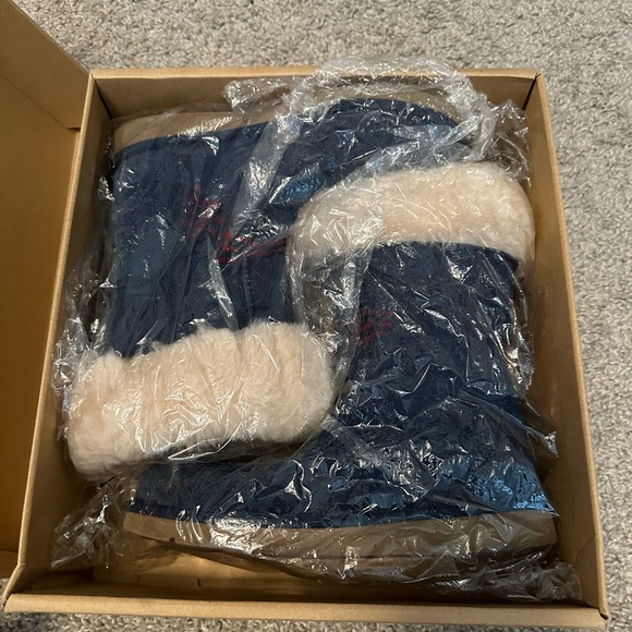 Ugg Boots - Downtown - Picture 2 of 9